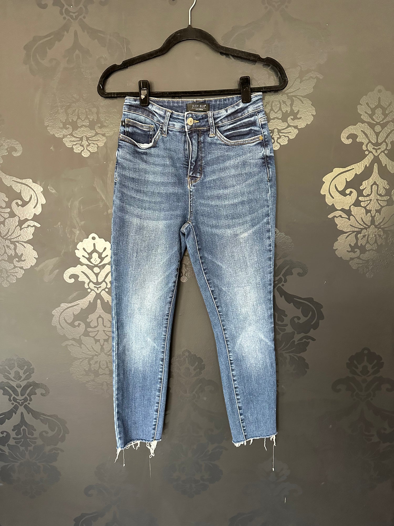 Size 5/27 Judy Blue Raw Hem Skinny Jean in Darker Wash