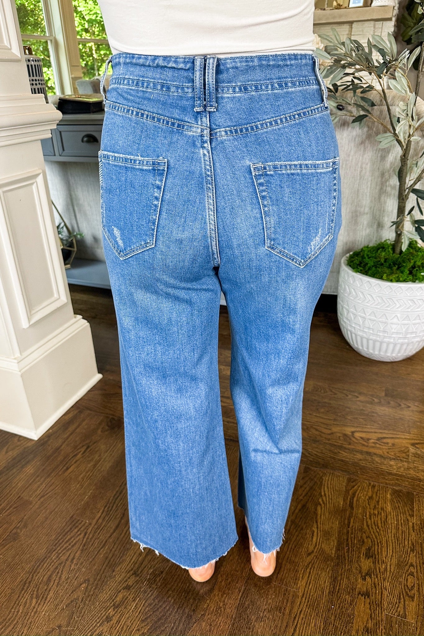 Rectangle Patch Pocket Raw Hem Cropped Wide Leg Jean