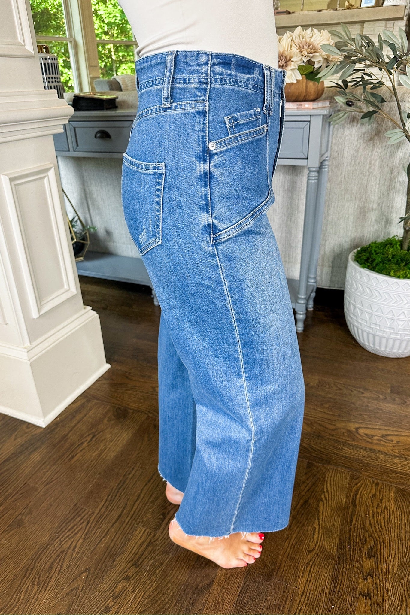 Rectangle Patch Pocket Raw Hem Cropped Wide Leg Jean