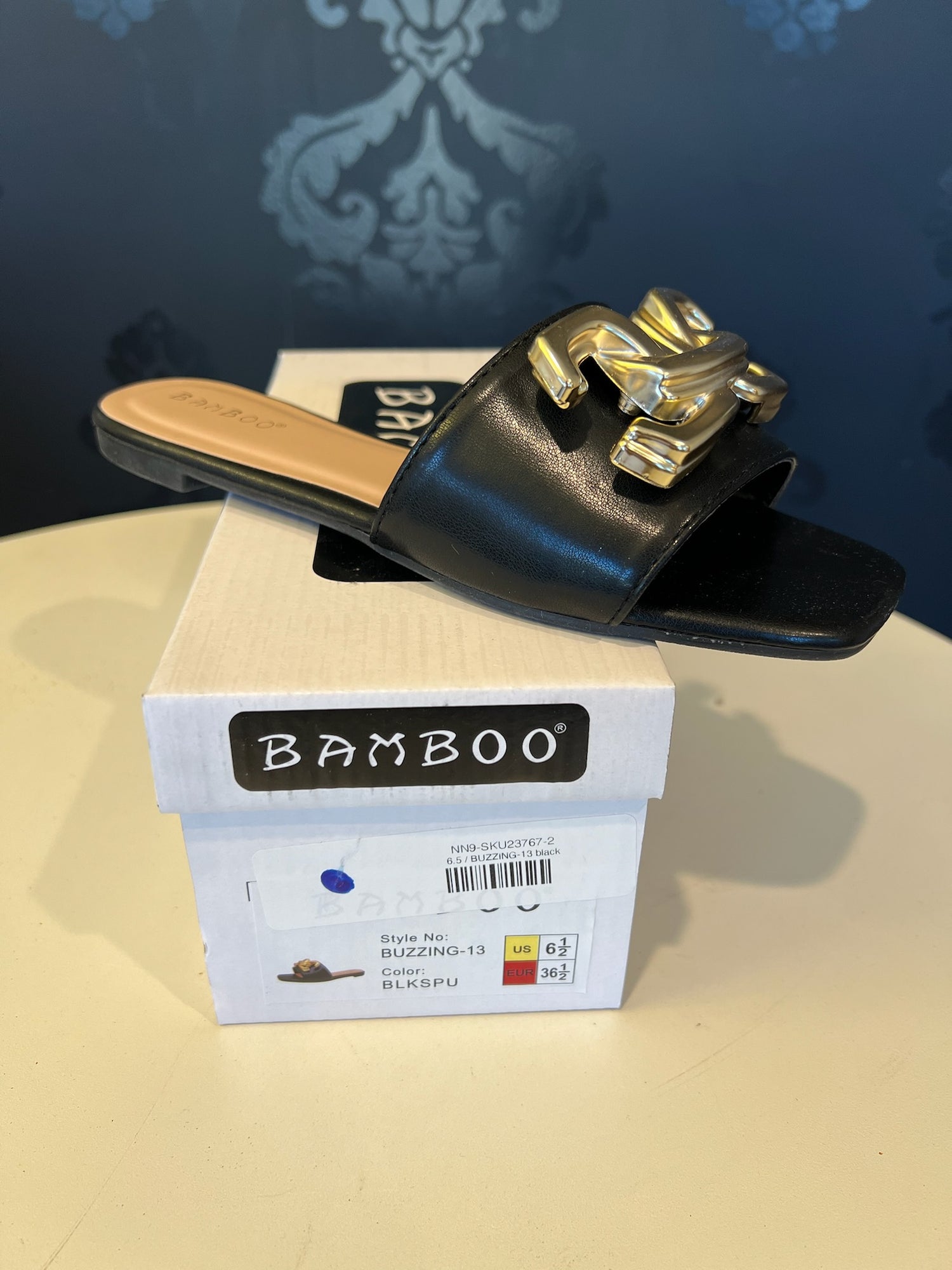 Bamboo Buzzing Black Gold Chain Sandal Size 6.5